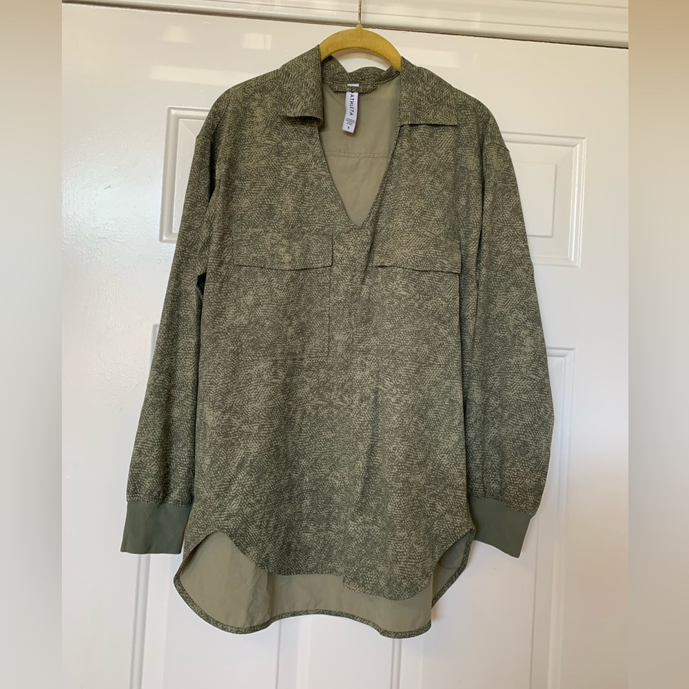 Athleta Green Zuma Printed Collared VNeck Long Sleeve Lightweight Top 🌴